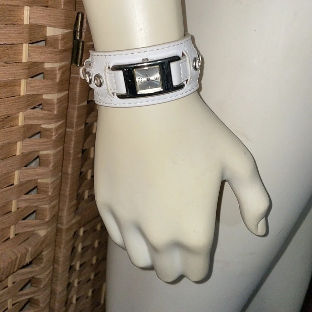 Guess Watch White Leather Watch Genuine Guess Watch Hard to Find⌚️🔻NEW BATTERY